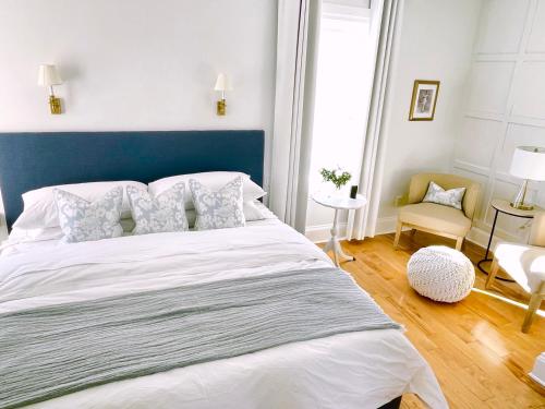 une chambre avec un grand lit et une tête de lit bleue dans l'établissement Auberge Glengarry Inn, Eleanor Suite, à Glen Robertson