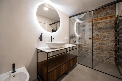 La salle de bains est pourvue d'un lavabo et d'un miroir. dans l'établissement Guesthouse diWINE, à Merano