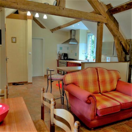 un salon avec un canapé et une table dans l'établissement Le Glycine a Manoir Sainte Cecile, à Juvigny-sous-Andaine