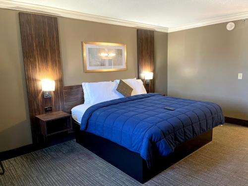 a bedroom with a large blue bed in a room at The Lincoln Hotel Philadelphia in Trevose