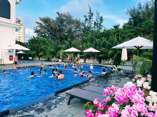 un grupo de personas nadando en una piscina en Hafi Beach Hotel en Vung Tau