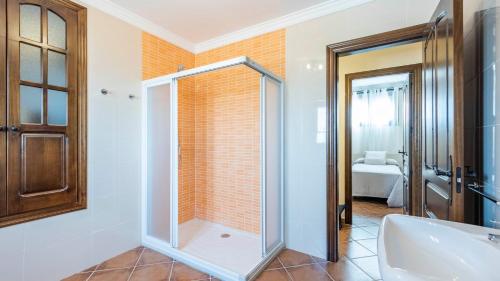 a bathroom with a shower and a bath tub at Finca Cerro Alcolea Periana by Ruralidays in Periana