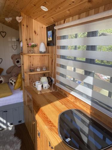 uma cozinha com uma janela numa pequena casa em Shepherd's Hut at St Anne's - Costal Location em Plymouth