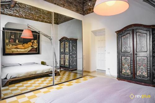 Schlafzimmer mit einem Bett und einer Glastür in der Unterkunft ML Luxury Apartment in Rom