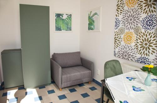 una sala de espera con una silla y una mesa en Apartmán u Doktora en Banská Bystrica