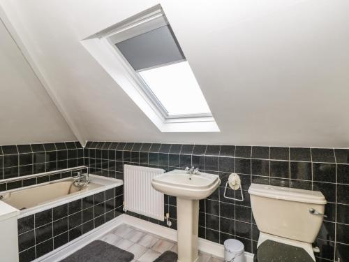 bagno con lavandino, servizi igienici e lucernario. di Annex Chetnole a Bristol