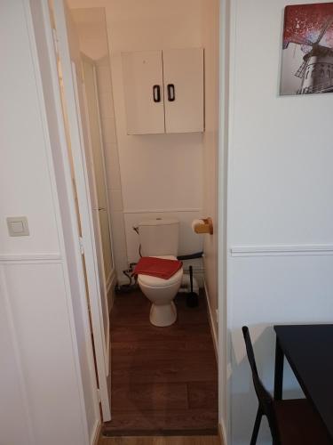 a small bathroom with a toilet in a hallway at Le quadrapin, studio 4 personnes centre ville Compiègne in Compiègne