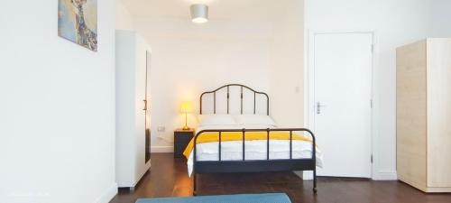 Ένα ή περισσότερα κρεβάτια σε δωμάτιο στο Acacia Flat 189 in Wembley