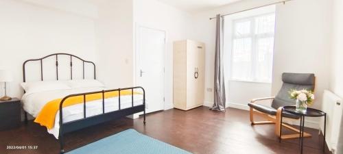 Ένα ή περισσότερα κρεβάτια σε δωμάτιο στο Acacia Flat 189 in Wembley