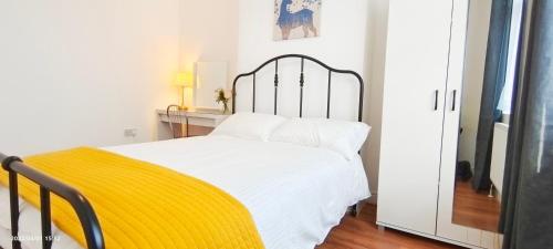 Ένα ή περισσότερα κρεβάτια σε δωμάτιο στο Acacia Flat 189 in Wembley