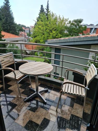 a patio with a table and chairs on a balcony at Stan Inlav Pržno in Pržno