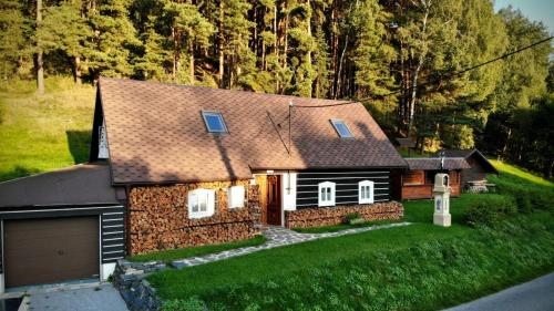 a small house with a garage in the yard at Roubenka 1818 in Všelibice