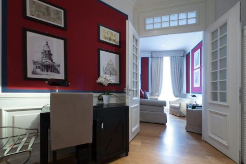 a living room with a red wall at Hotel Bologna ***S in Verona