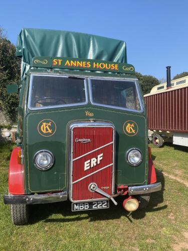 Un vieux camion vert est garé dans l'herbe dans l'établissement Rare 1954 Renovated Vintage Lorry - Costal Location, à Plymouth