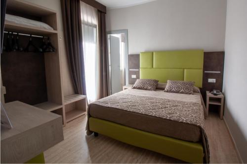 Tempat tidur dalam kamar di Hotel Europa