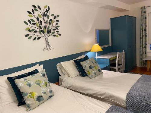 een slaapkamer met 2 bedden en een bureau met een lamp bij Sea View, 1st Floor, Harbour Mill, Westport Quay in Westport