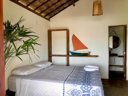 - une chambre avec un lit et un miroir dans l'établissement Kanaloa Village 02, à Icaraí