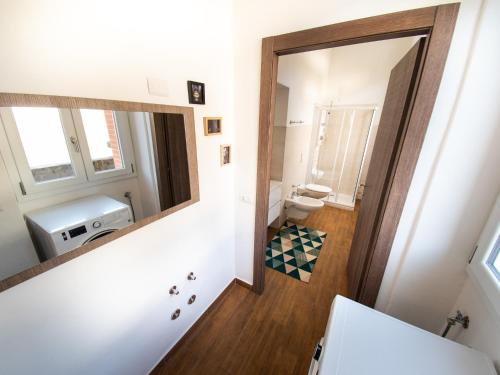 een badkamer met een spiegel en een toilet bij VILLA SILVIA-by Home Sitter Como in Como