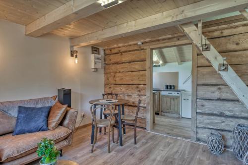 un salon avec un canapé et une table dans l'établissement Mazot savoyard situé à 25 kms de CHAMONIX, à Saint-Gervais-les-Bains