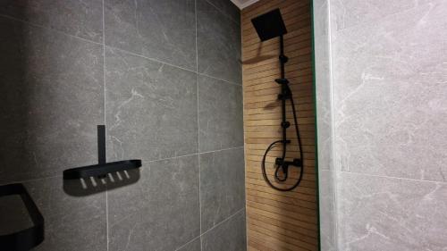 een douchecabine in een badkamer met een douche bij West Homes 36 in Oradea
