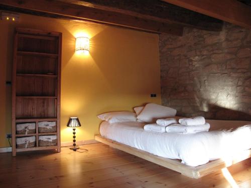 a bedroom with a bed with towels on it at L'Esgolfa de ca l'Ortís in Figuerosa