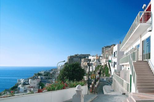 uma vista para uma cidade com o oceano e edifícios em Pensione La Torretta em Peschici
