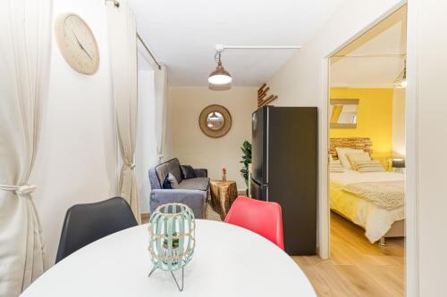 阿勒瓦的住宿－Instant de douceur au pied des Thermes，配有一张床和一张桌子及椅子的房间