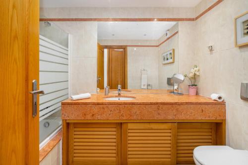 WHome Family Holidays w/ S-Pool, AC, Elevator & Garage
