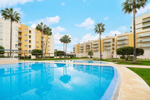 WHome Family Holidays w/ S-Pool, AC, Elevator & Garage