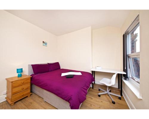 Uma cama ou camas num quarto em Liverpool City Stays - Lawrence Road AA1