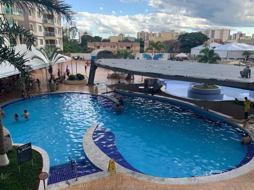 Der Swimmingpool an oder in der Nähe von Riviera Park Hotel - Flat inteiro Particular