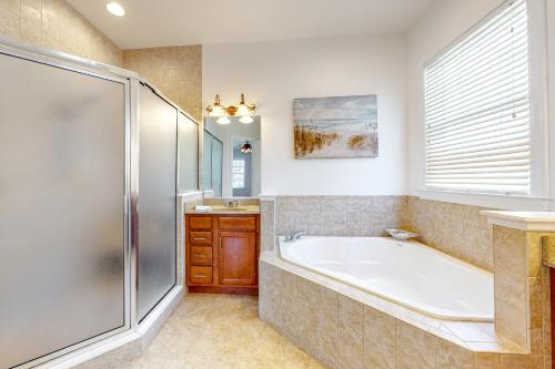 Kamar mandi di Bayside Resort --- 11661 Resort Drive