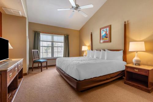 Un pat sau paturi într-o cameră la Mountain Edge Suites at Sunapee, Ascend Hotel Collection