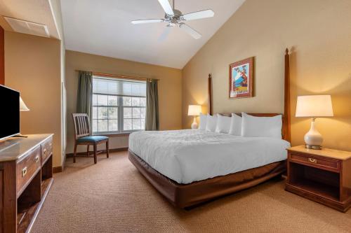 Katil atau katil-katil dalam bilik di Mountain Edge Suites at Sunapee, an Ascend Collection Hotel