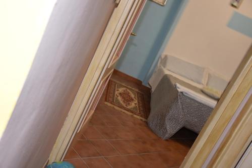 una puerta abierta a un baño con lavabo en Agriturismo Maria Cristina, en Treiso