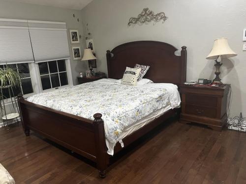 - une chambre avec un lit, deux tables et une lampe dans l'établissement Cherry Hill House, à Cherry Hill