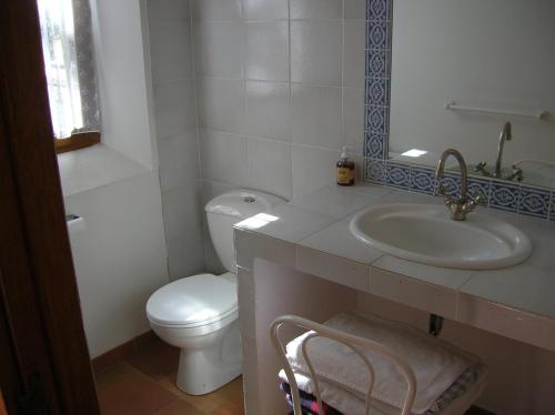 een witte badkamer met een toilet en een wastafel bij Peaceful spacious 3 bed Villa in Callian