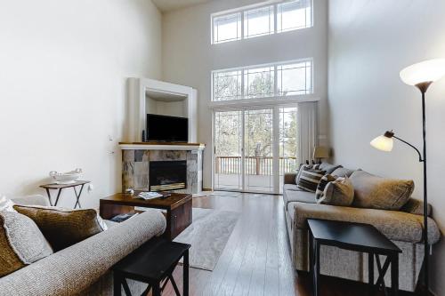 Living Large in Eagle Crest – Photos 2