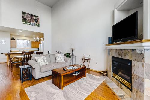 Living Large in Eagle Crest – Photos 3