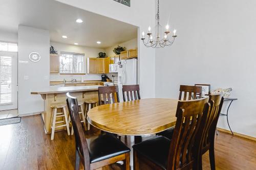 Living Large in Eagle Crest – Photos 4
