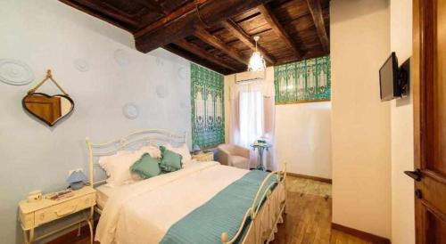 Schlafzimmer mit einem Bett, einem Schreibtisch und einem TV in der Unterkunft Appartamento familiare nel cuore di Roma in Rom