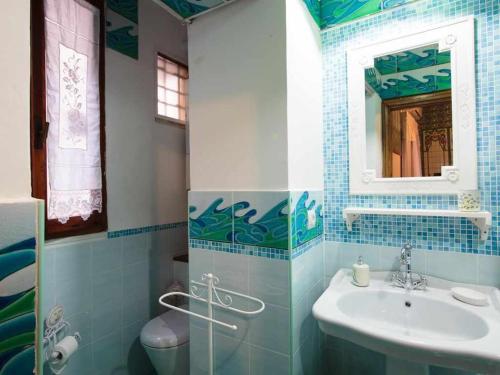 ein Badezimmer mit einem Waschbecken, einem WC und einem Spiegel in der Unterkunft Appartamento familiare nel cuore di Roma in Rom