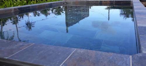 La alberca dentro o cerca de Mara'ai le spot Tubuai Chambre triple Taahueia Deluxe SDB privée avec piscine