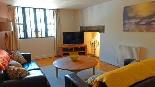 ダートマスにあるMerchants Riseのソファとテーブルのあるリビングルーム