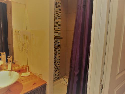 a bathroom with a sink and a shower at Chambres d'hôtes La Dorgisane in Venterol