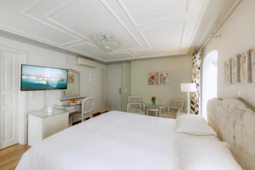 Ένα ή περισσότερα κρεβάτια σε δωμάτιο στο Kastello Hotel