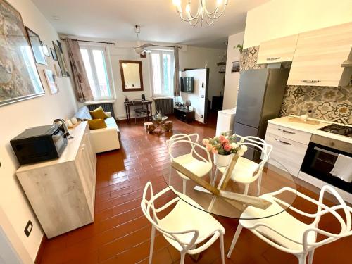 Il comprend une cuisine et un salon avec une table et des chaises. dans l'établissement City Centre Life Apartment Verona, à Vérone