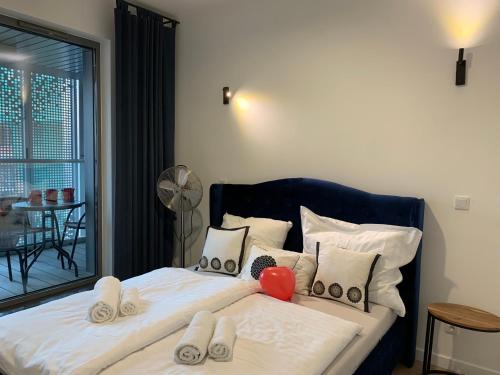 Tempat tidur dalam kamar di Baltic Riviera Apartments - Granaria Riverside