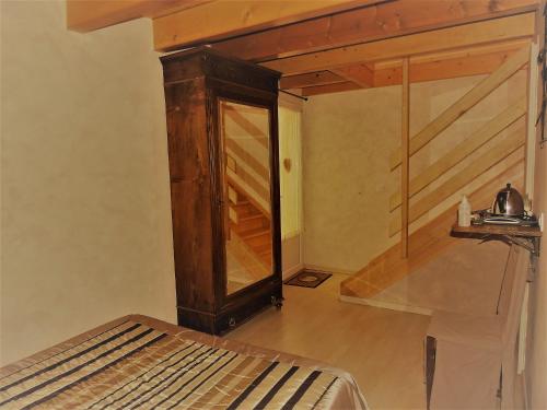 a room with a closet and a bed in it at Chambres d'hôtes La Dorgisane in Venterol