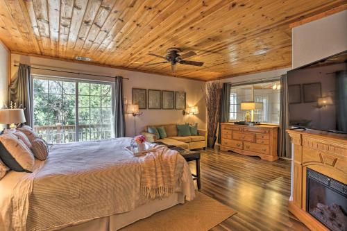 Ένα ή περισσότερα κρεβάτια σε δωμάτιο στο Remodeled Crestline Retreat Walk to Lake Gregory!